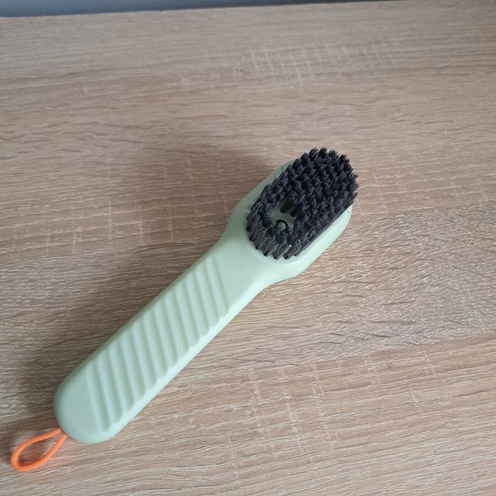 Szczotka z dozownikiem płynu