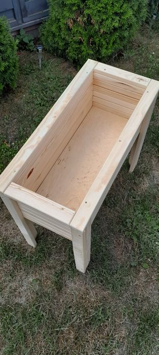 Doniczka drewniana na nogach