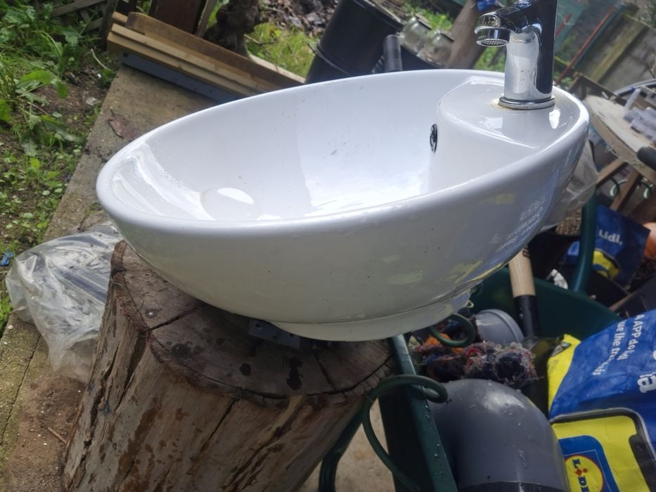 Lavatório  redondo com torneira