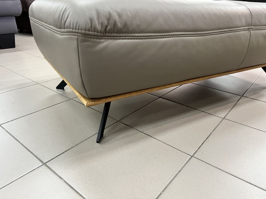 Великий шкіряний пуфік на ніжках