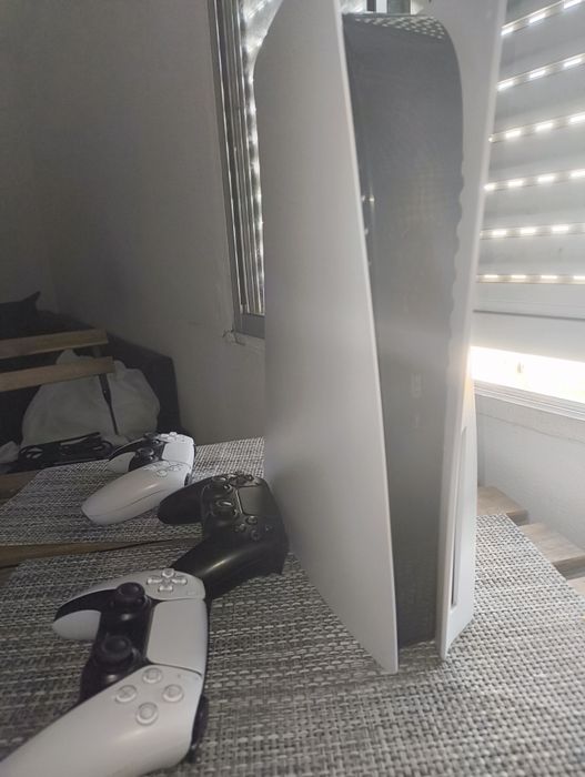 Consola Ps5 1T edição CD usada .. muito bom estado + jogo Forspoken64563931006722122