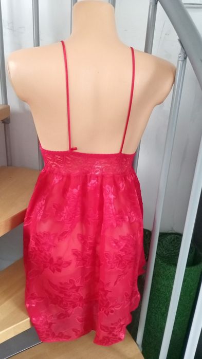 Koszulka nocna na cienkich ramiączkach czerwona koronka