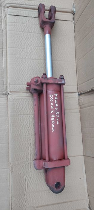 Гідроциліндр , трактор 3