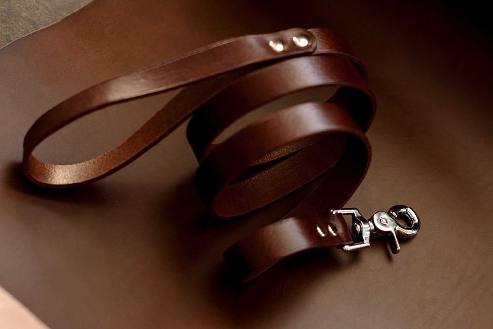 Кожаный поводок ручной работы от украинской мастерской Tissoleather