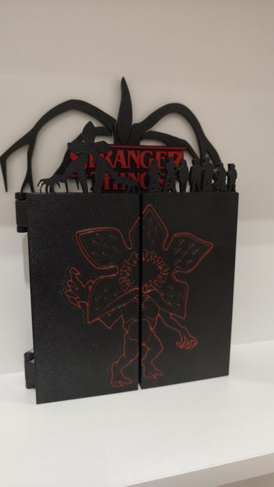 Шкатулка, поличками для фігурок Kinder Joy Stranger Things  Дивні Дива