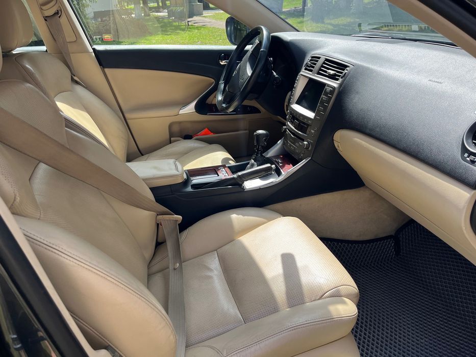 Продам Lexus is 220d