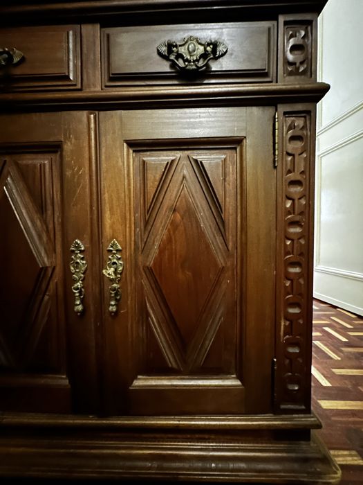 Estante/ armário madeira maciça com detalhes