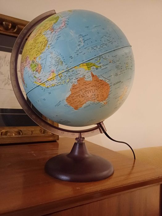 Globo Escolar iluminado