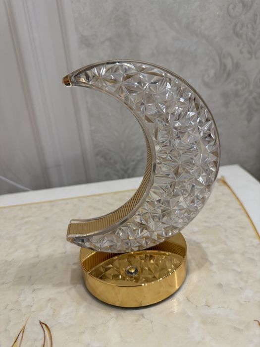 Акрилова лампа у вигляді місяця