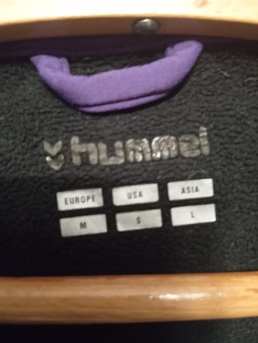 Kurtka Hummel rozm m
Długość 70
Rękaw 63
Pachy 50
Talia 46