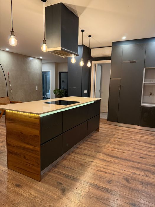Cozinha completa  com ilha e com placa de indução
