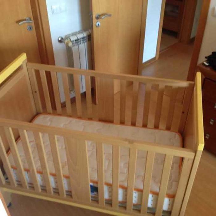 Cama-berço, colchão incluído.
