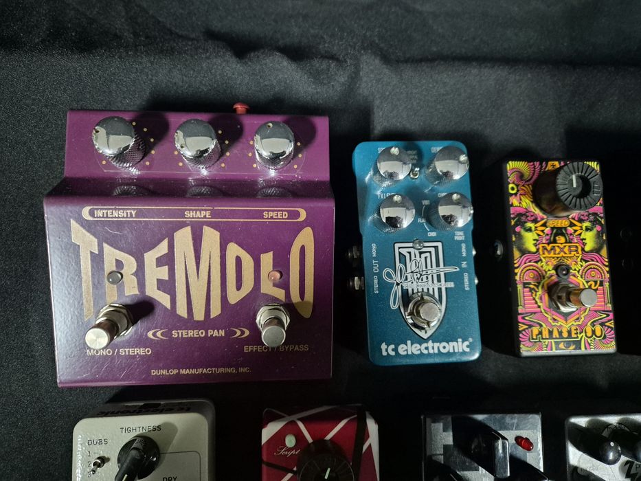 Vários pedais para guitarra