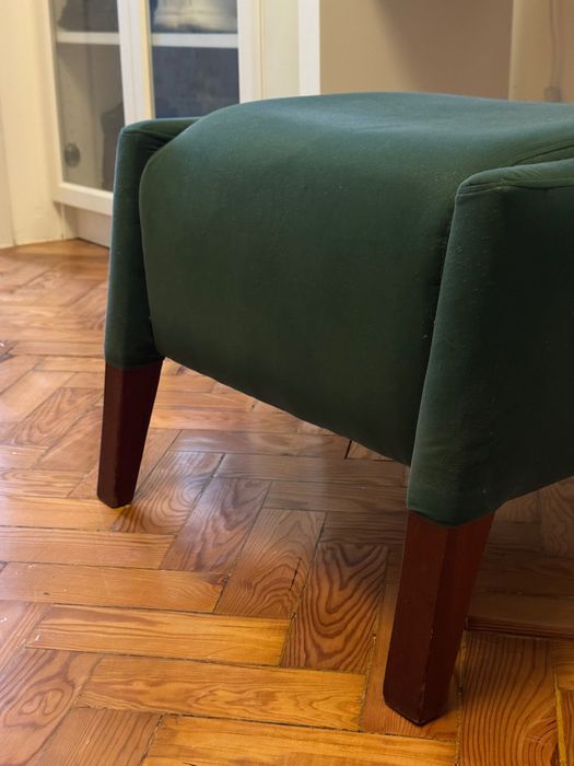 Banqueta antiga estofada em veludo verde