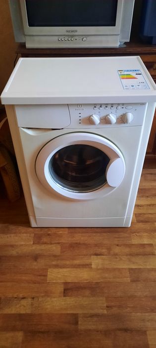 Стиральная машина Indesit ( б/у ) на запчасти
