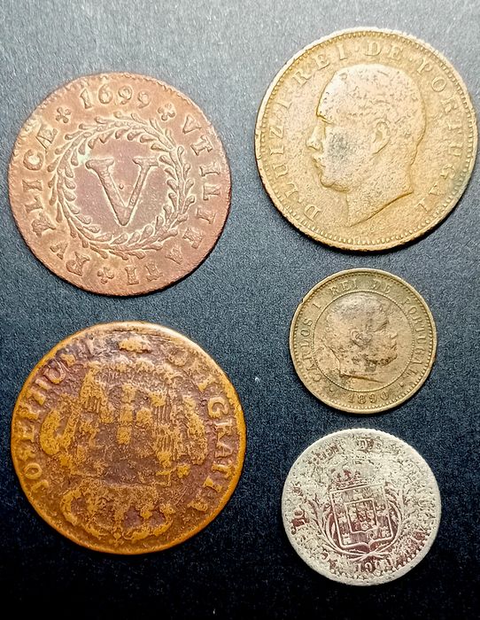 5 moedas monarquia portuguesa 1699, 1763, 1890 e 1900 - inclui "V reis D. Pedro II 1699"