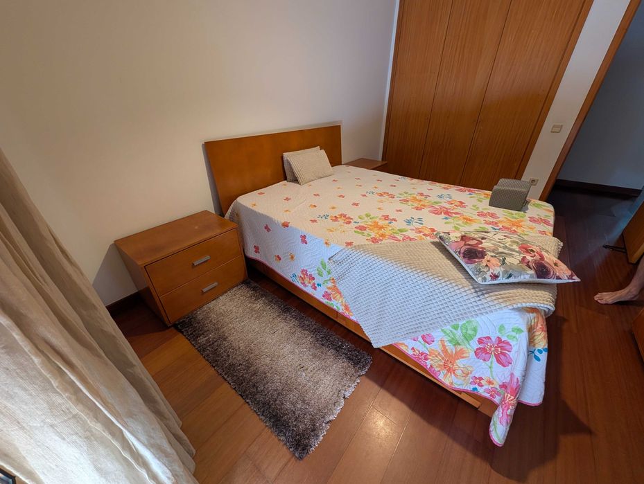 Quarto de Casal: cama, mesinhas de cabeceira e camiseiro