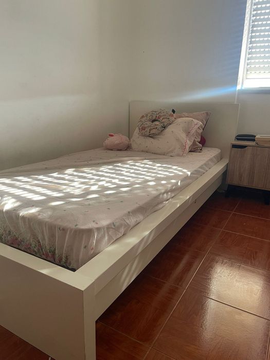Cama com estrado e colchão