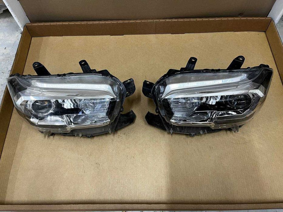 Б/у фара Toyota Tacoma в хорошому стані