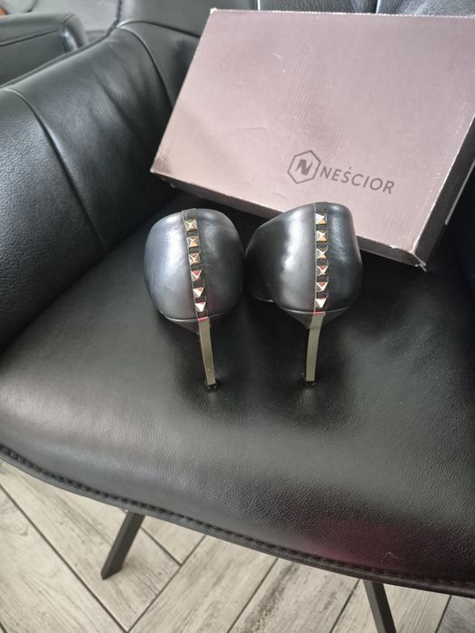 Szpilki Neścior 38 czarno złote