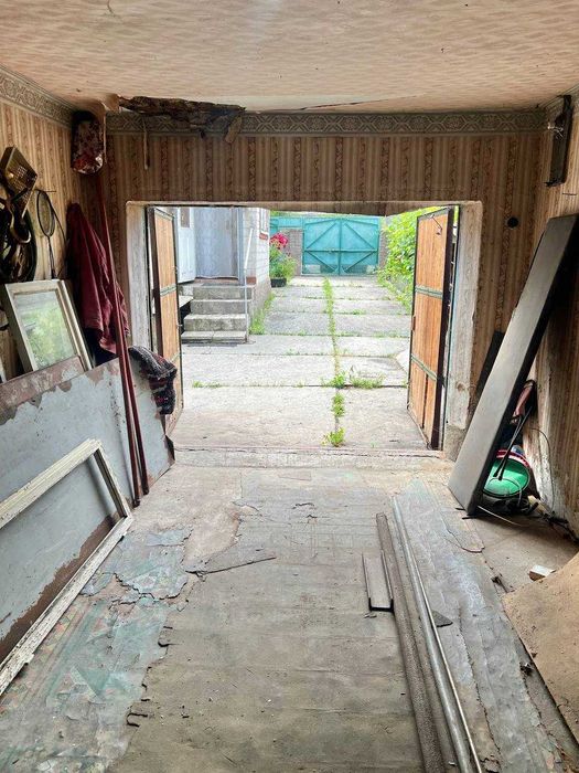 Продається ВИДОВИЙ 2-х поверховий будинок з двома гаражами,