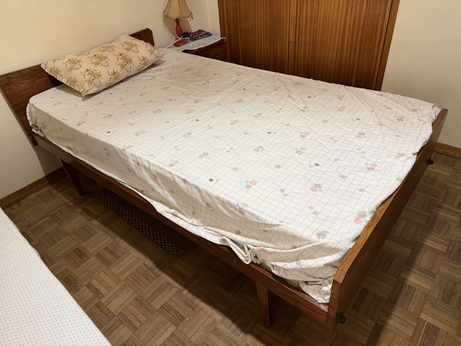 Cama de madeira maciça com colchão ortopédico
