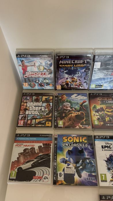 PlayStation3- 250GB + 2 comandos + 20 jogos