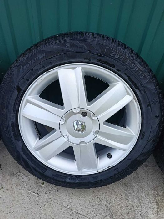Продам комплект зимньої резини на титанових дисках 205/55R16