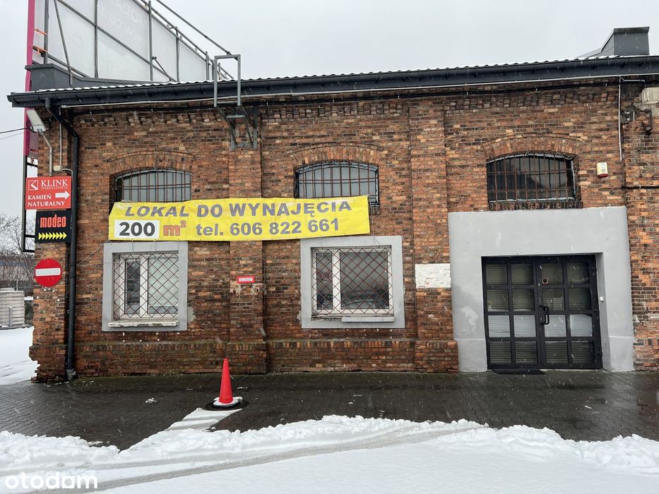 e-commerce hala magazynowa z regałami stalowymi , biurem , wc , media