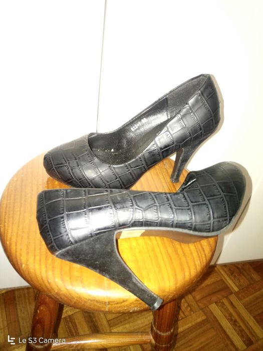 Sapatos pretos, saltos alto, pele,made Portugal,como novos!