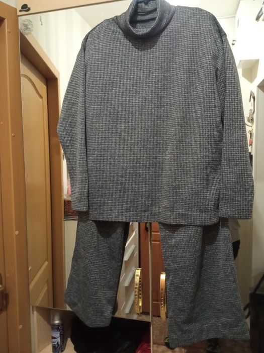 Сірий новий костюм 50р