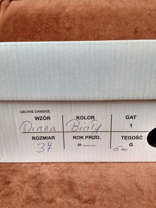 Białe buty na obcasie