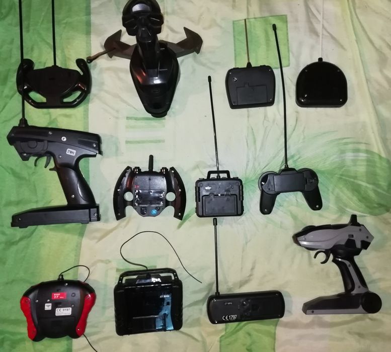 Пульты и машинки игрушки. Одним лотом.