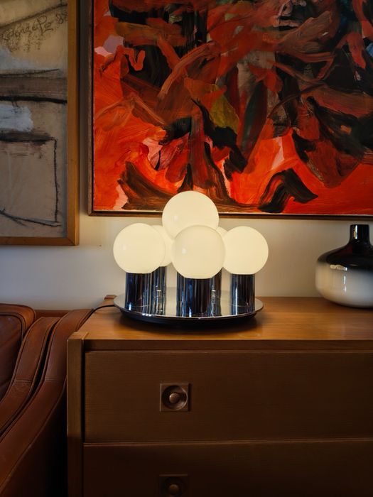 Candeeiro de mesa vintage com cinco globos de vidro opalino branco