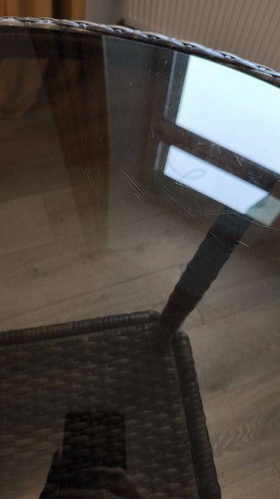 Stół ogrodowy z krzesłami.