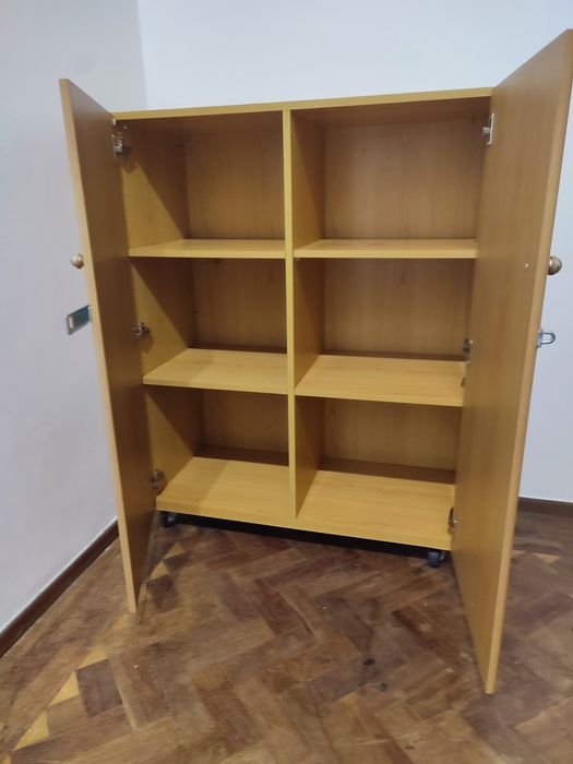 EXCELENTE ARMÁRIO com 2 portas, 6 Divisões, 4 rodízios e Tranca com Ca