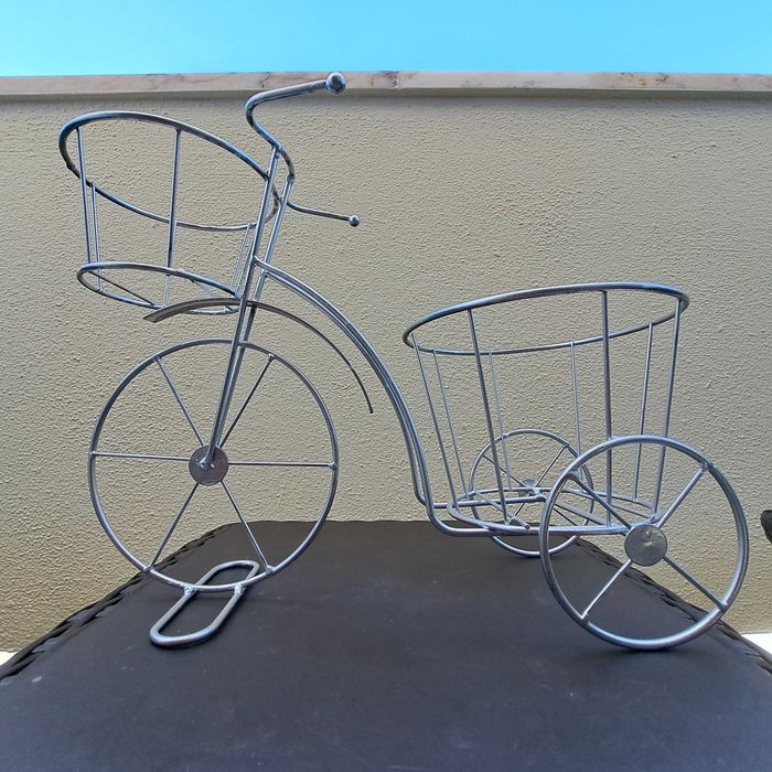 Suporte para Plantas em Forma de Triciclo Vintage em Metal Prateado – Decoração Elegante para Jardim e Interior