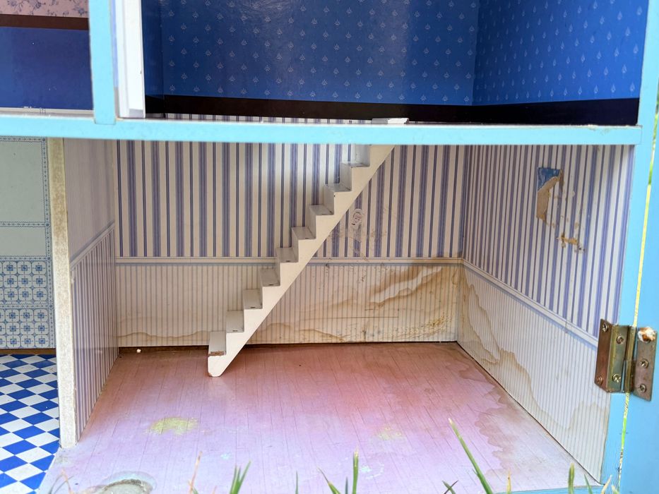 Casa de bonecas antiga para restaurar