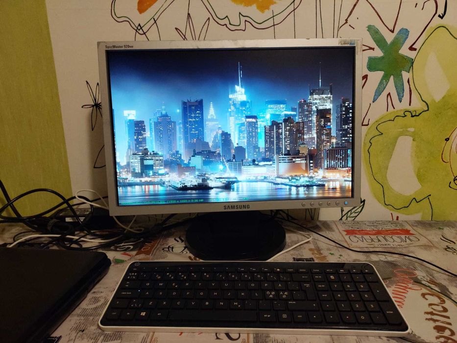 Монитор Samsung 19" дюймів  простий та надійний, все працюе