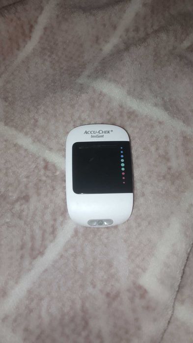 Глюкометер Accu-CHEK для діток та дорослих)