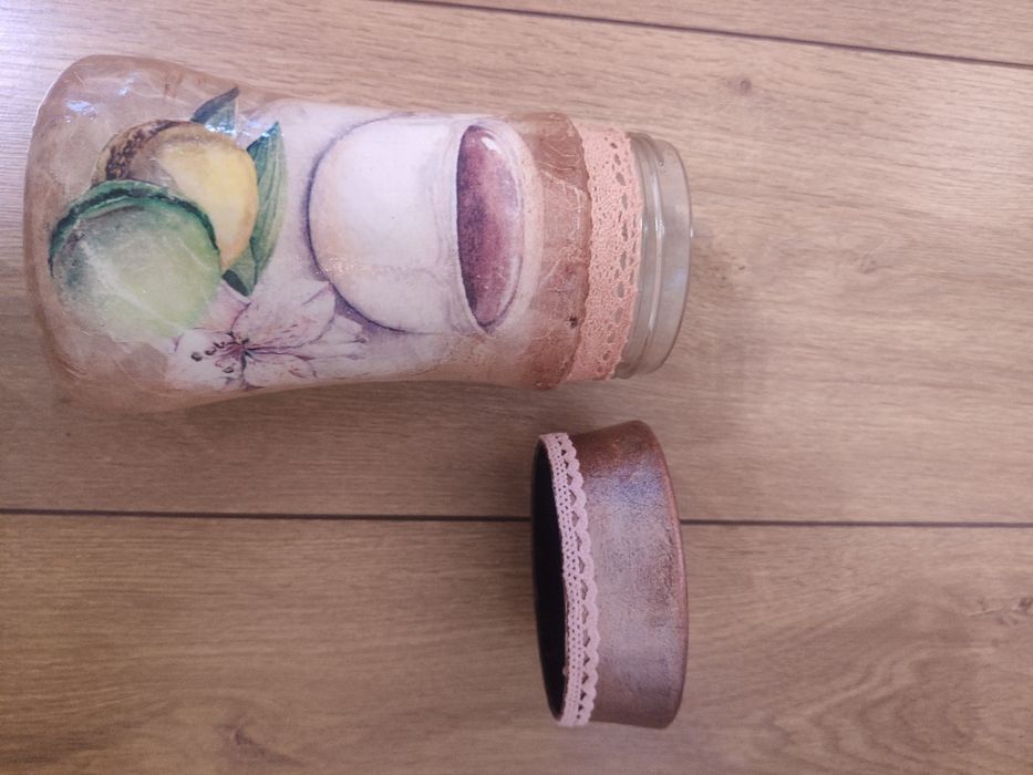Słoik dekorowany metodą decoupage.