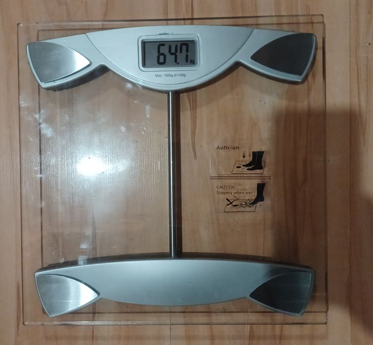 Waga łazienkowa  szklana podłogowa. sprawna