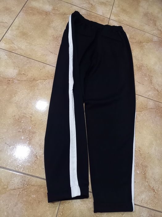 Calça preta c/ barra branca na lateral