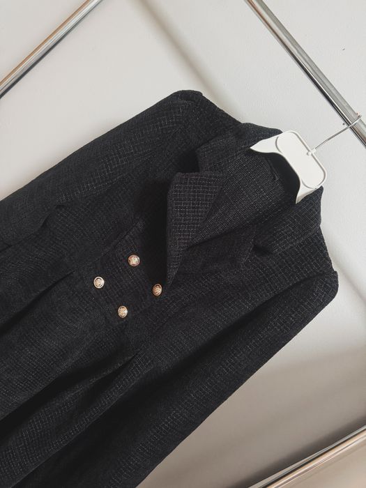 Rozkloszowany damski płaszczyk L