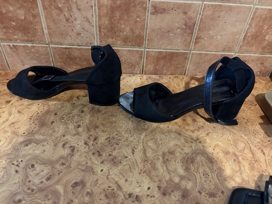 Босоніжки діночі на каблучку