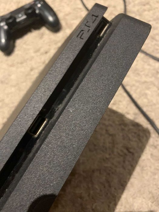 Ps4 slim ótimo estado com 7 jogos recentes incluídos