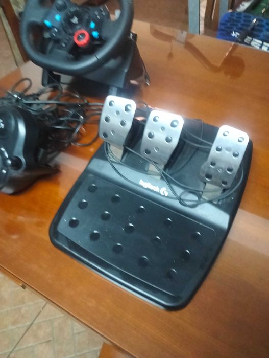 Volante, pedais e mudanças Logitech
