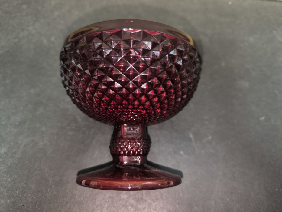 Taça de vidro rubi com relevo. 
Taça de vidro em tom rubi com um desig