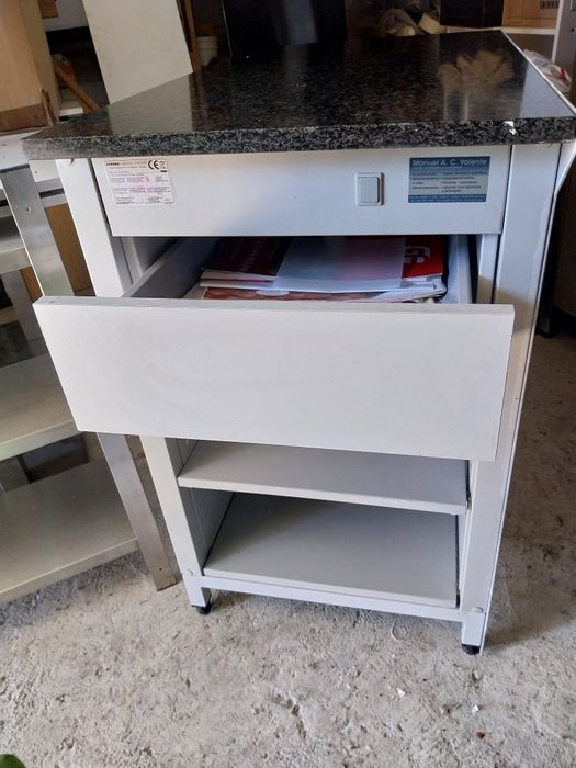 Móvel de gavetas para PC