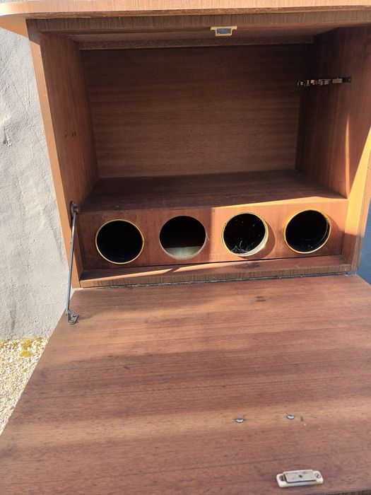 Mesa de televisão e bar vintage